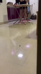 老公临时接到电话去工地加班 趁虚而入在客厅把母狗操喷了