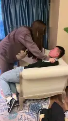 电梯尾随男