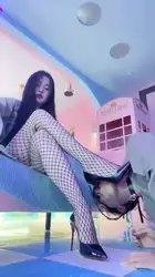 美女调教被圈养的私奴