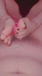 喜欢主人的脚丫子吗？那就把精液射到主人脚上做保养吧