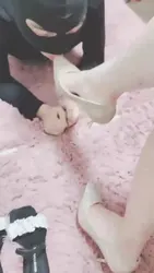 贱狗给主人舔不同鞋子 真过瘾