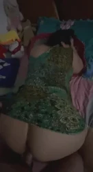 后入穿着衣服的40多岁大屁股骚熟女，操起来真爽