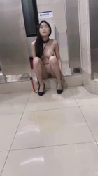 大学生活好呀！男厕所里谁的宠物拴着忘牵走了这下有的玩