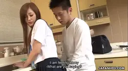这个荡妇被那几个小伙子干得那么狠