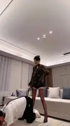 简一 贱男膜拜不可及的美臀