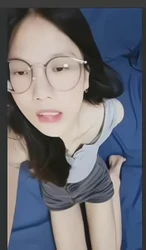 【章哥经典】裸聊眼镜婊女大自慰发骚