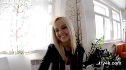 一位可爱的少女以第一人称视角为男人口交，随后紧致的阴道被狠狠抽插