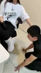 惩罚迟到家奴揪耳朵踩踏吐口水