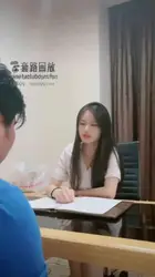 套路狗哥 一边应付老板的工作 一边玩弄脚底下的贱狗