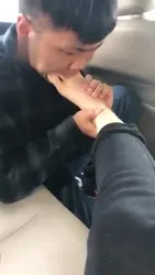 冰瞳 男友就喜欢在车上舔脚