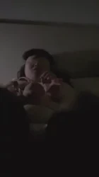 给坦克黑丝女友戴上眼罩捆绑口交