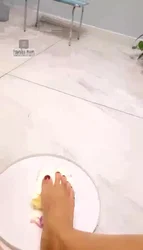 玉足踩蛋糕喂食 有想吃的贱货么