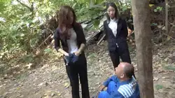 室外 女便衣处决犯人