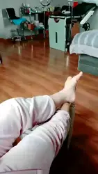 天冷了 按摩伺候 棉袜脚取暖