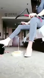 想吃吗？畜牲 鞋底喂食）