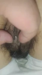 趁骚妇老公加班，在他们的床上玩弄她的骚逼