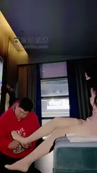 莫莉 贱货在足浴店里和足疗技师一起伺候主人