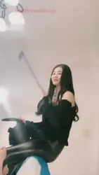 御姐骑马溜狗