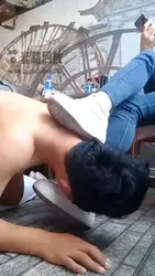 舔白袜足 闻舔小白鞋 裸足深喉