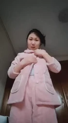 朴素的睡衣下有淫荡的肉体