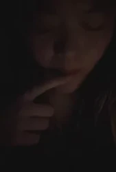 【章哥经典】又嫩又听话的女大在宿舍床上拿着小夜灯照小穴给主人看