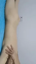老婆的闺蜜说是来按摩，其实是想被干，自己侧躺主动的样子真骚