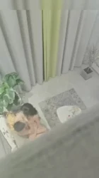 娇妻跟大鸡巴单男做爱，你这废物鸡巴就在一边看