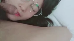 淫荡眼镜妹子，饥渴地含着粗硬鸡巴，口水直流，滑腻腻的皮肤被揉捏，骚穴