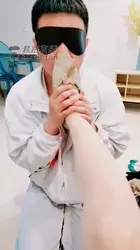 弟弟来家里 偷闻鞋子被姐姐惩罚