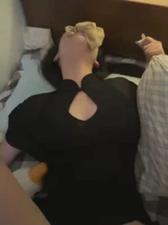 老婆穿着足浴技师服。含着其他女人穿过的臭丝袜挨干