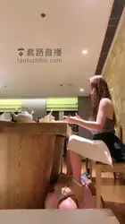 在日料店吃饭 脚下奴伺候着