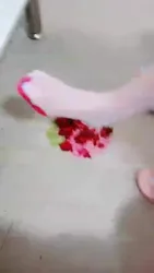 第一视角白袜高跟鞋踩踏咀嚼食物