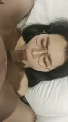 十个女人，九个骚。还有一个戴眼镜在吃鸡