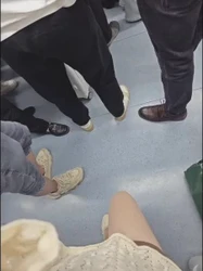 在地铁上就只穿了条丝袜