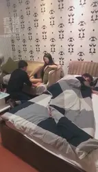 第一视角 刺激绿帽 老婆趁老公睡觉 调教老公朋友