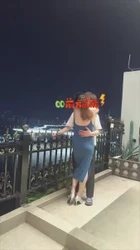 御姐阳台做爱，被人发现落荒而逃