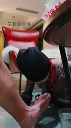 女奴伺候男主 修脚