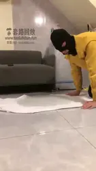 高跟鞋踩烂香蕉加牛奶圣水混合物