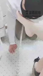 贱狗连舔脚都舔不好 被主人打