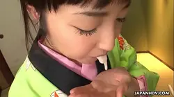 身穿和服的亚洲婊子正在吸吮他勃起的阴茎