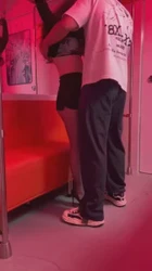 妻子在地铁上给单男摸奶口交