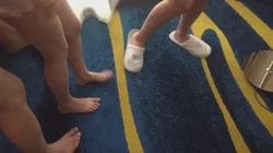 换妻4P两个老婆比赛看到底谁的口活厉害，能先口出来
