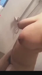 大胸妹子洗浴间自拍