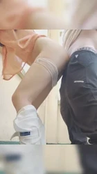 天台野战后入小母狗