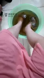 两个脚奴喝洗脚水
