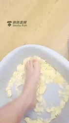 脚踩薯片 想吃吗