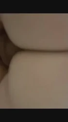 老婆被两个单男连续内射，肏出白浆