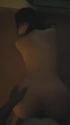 妹子说第一次尝试这个姿势太羞耻了