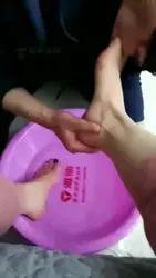 内裤套头上 贱奴用嘴伺候洗脚