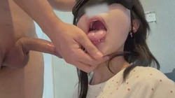 蹂躏超乖舌钉黑丝小母狗，深喉也能她高潮不断，最后吞精